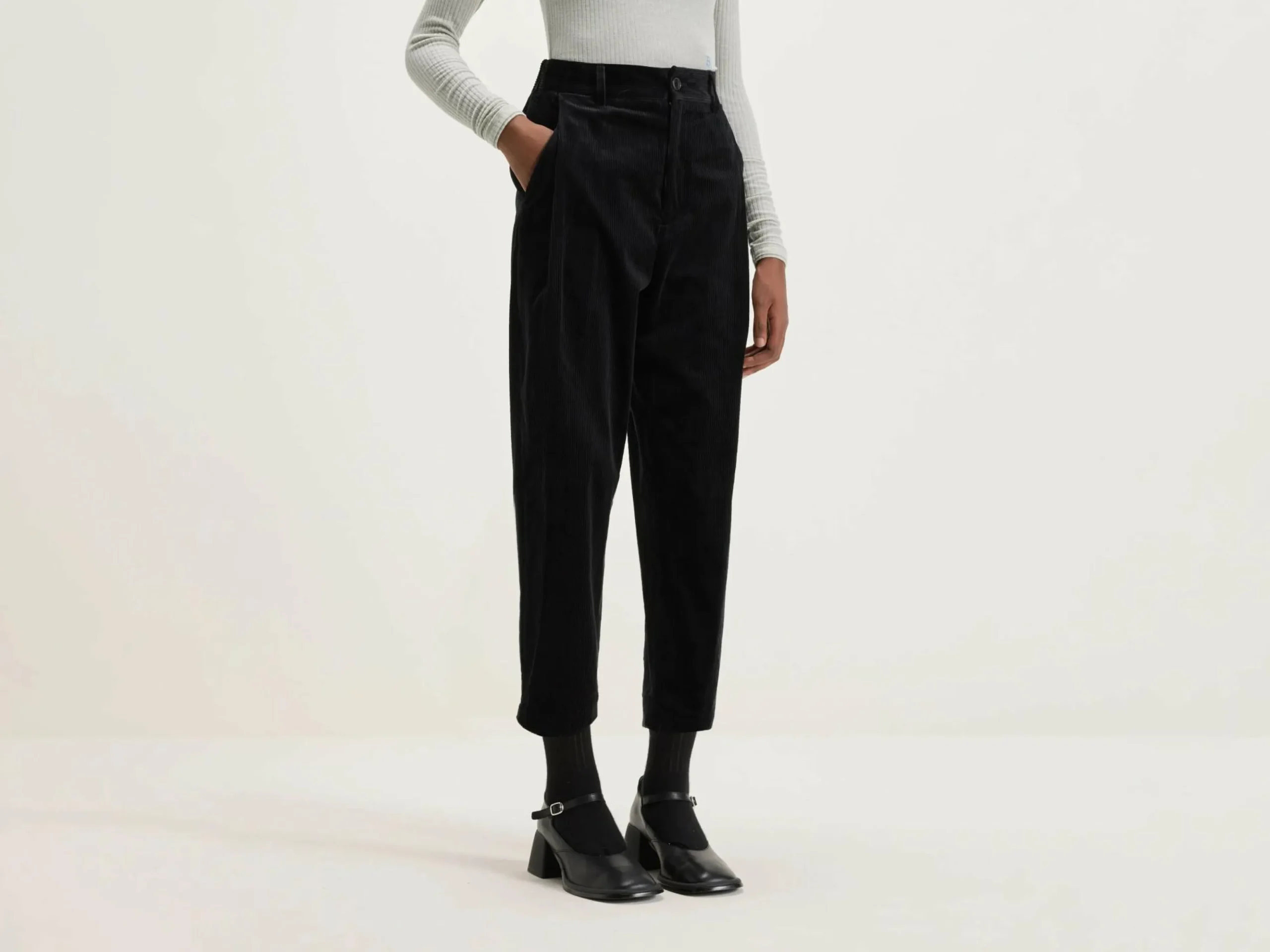 NICHOLSON & NICHOLSON Sand Boyfriend Corduroy Broek