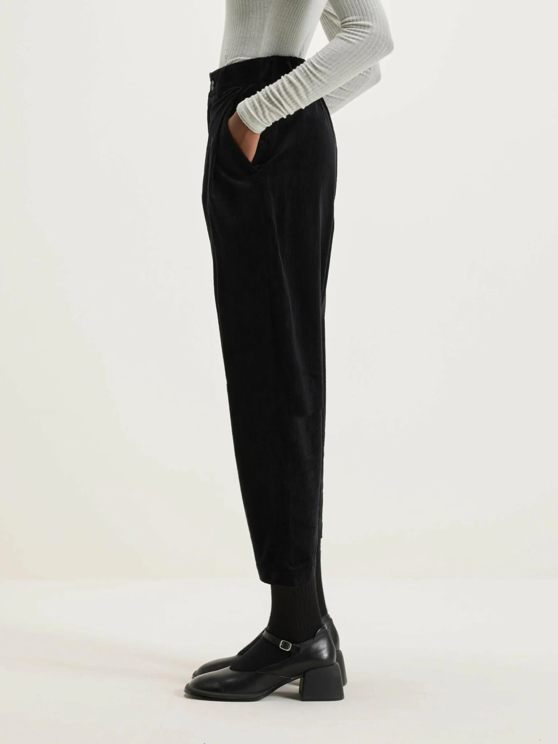 NICHOLSON & NICHOLSON Sand Boyfriend Corduroy Broek